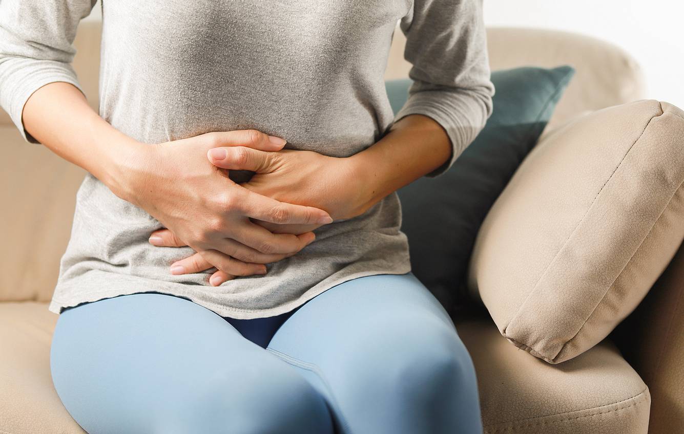 Ständiges Völlegefühl und dicker Bauch Eine Frau hält sich den Bauch