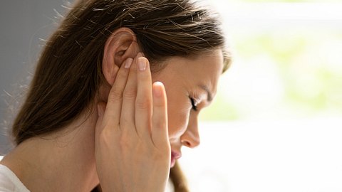 Stechen im Ohr: Die wichtigsten Ursachen für den Schmerz - Foto: iStock /AndreyPopov