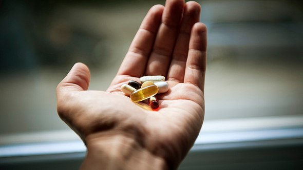 Hand mit Tabletten - Foto: istock/stock colors