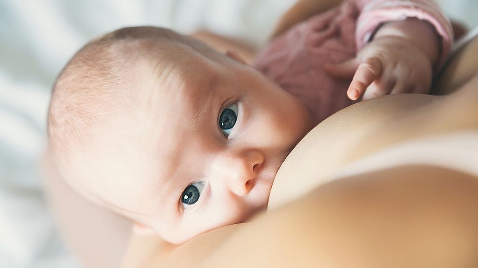 Baby trinkt Muttermilch - Foto: iStock/nataliaderiabina