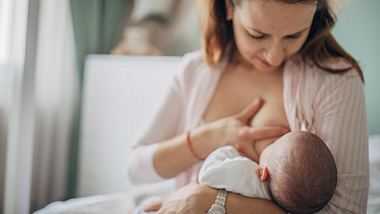 Frau stillt Baby an Brust - Foto: south_agency