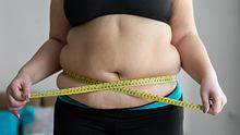 Frau mit Übergewicht misst ihren Bauchumfang - Foto: iStock/bymuratdeniz