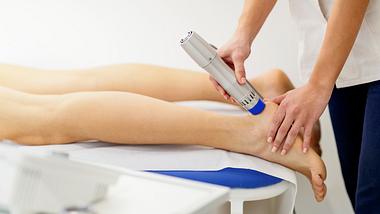Person mit Fersensporn wird mit Stoßwellentherapie behandelt - Foto: iStock/zoranm