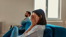 Frau hält sich gestresst die Hände vor das Gesicht - Foto: istock/predragimages
