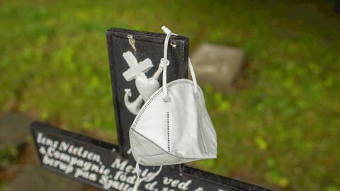 Kreuz mit FFP2-Maske - Foto: IMAGO/Willi Schewski
