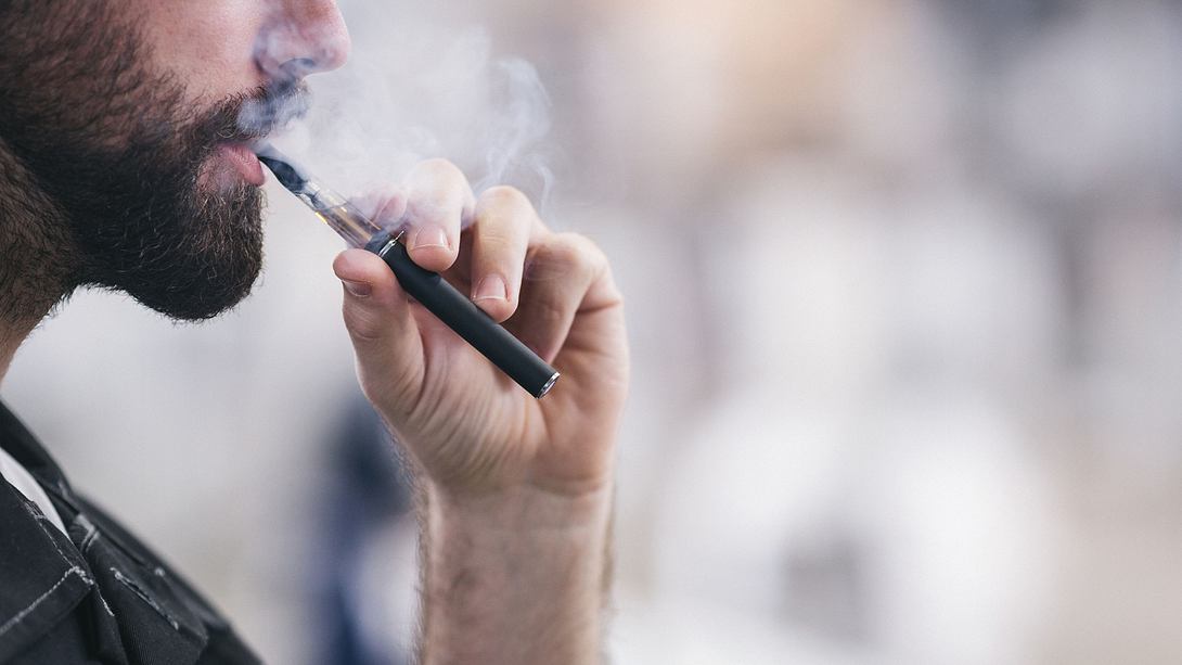 Mann raucht E-Zigarette - Foto: iStock/danchooalex