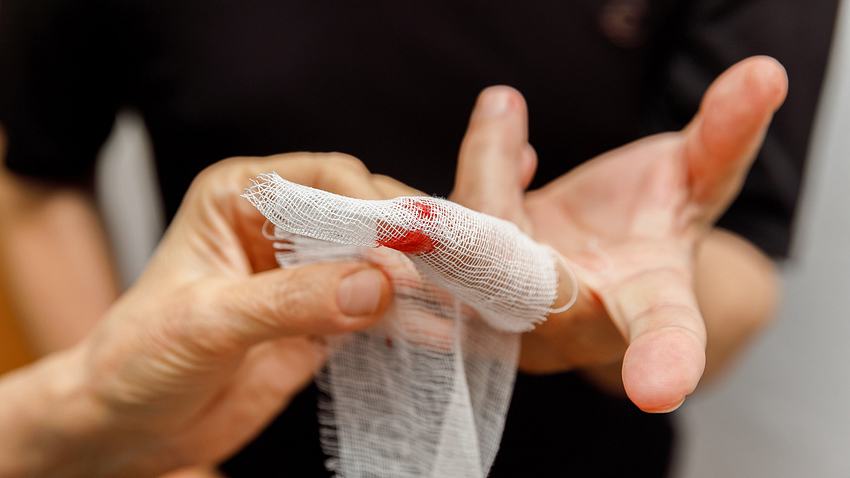 Blutender Finger und Verband - Foto: iStock/Aleksandr Rybalko