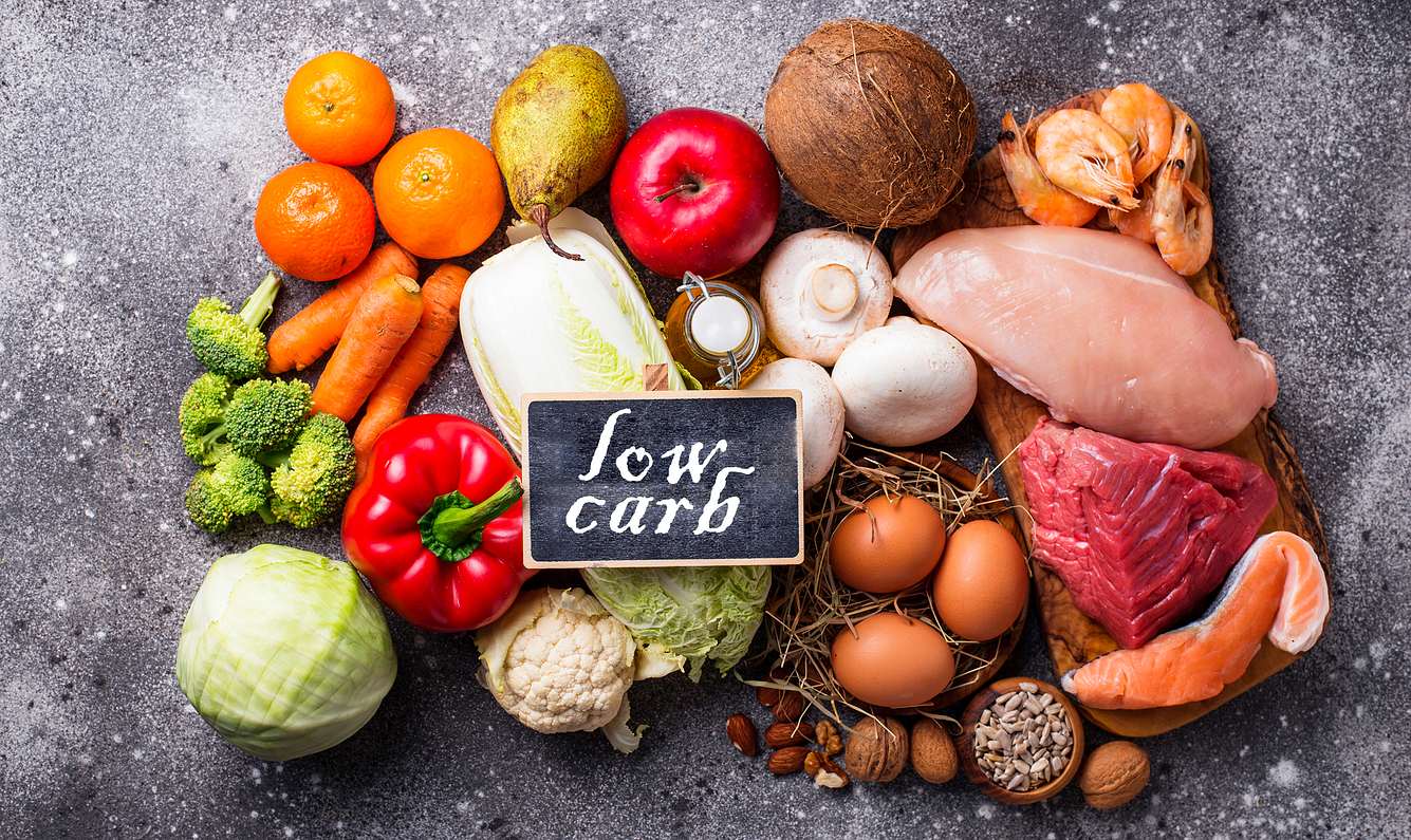 Gemüse und Obst mit Schild „Low Carb