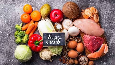 Gemüse und Obst mit Schild „Low Carb - Foto: iStock/yulka3ice