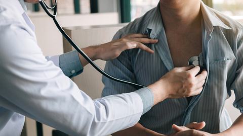 Ein Arzt hört das Herz eines Patienten mit dem Stethoskop ab - Foto: iStock / wutwhanfoto