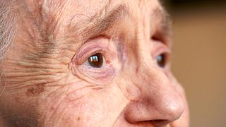 Ältere Frau blickt nach vorne - Foto: iStock/Bombaert