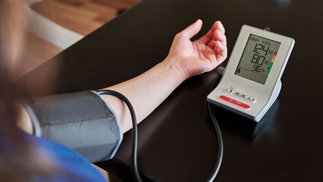 Eine Frau misst ihren Blutdruck - Foto: iStock/pinstock