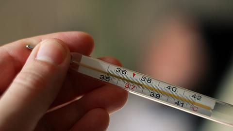 Hand mit Thermometer - Foto: iStock/Rafael Abdrakhmanov