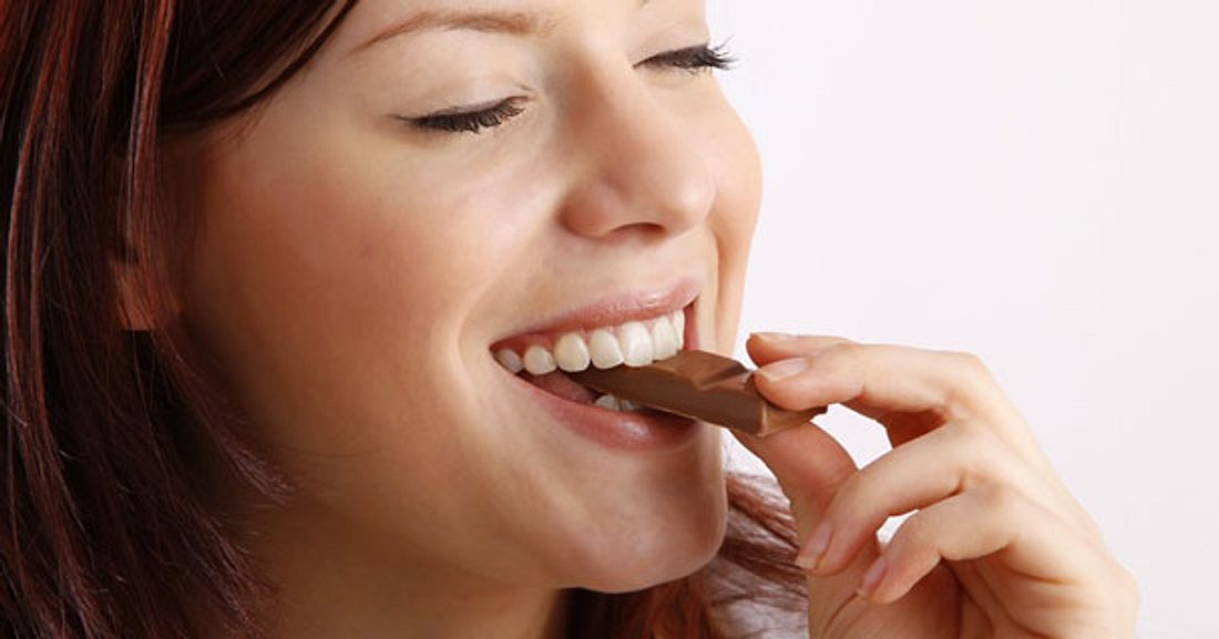 Frau hat Heißhunger auf Schokolade