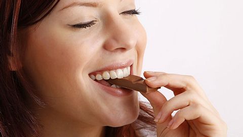Frau hat Heißhunger auf Schokolade - Foto: Fotolia