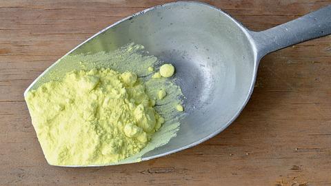 Löffel mit Sulfur - Foto: iStock:pedphoto36pm