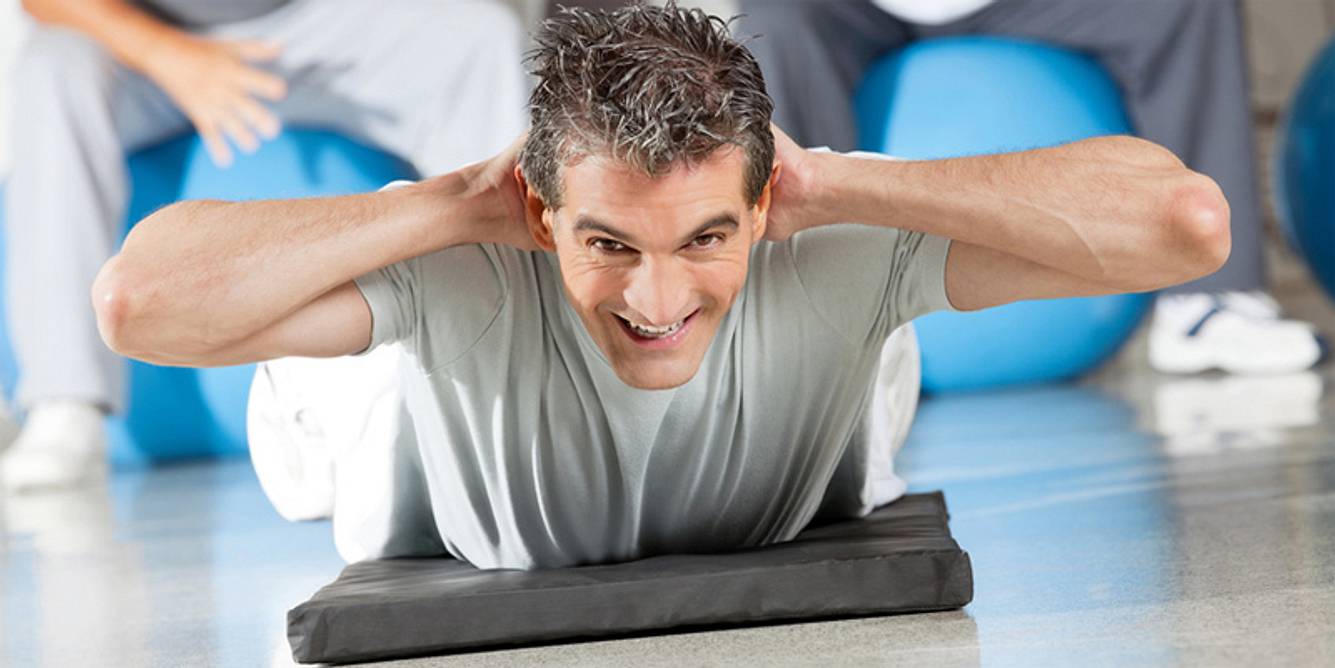 Mann macht Rückentraining