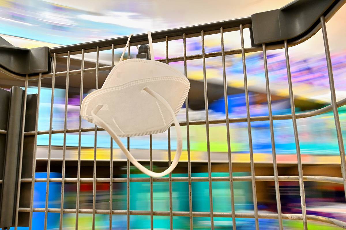 supermarkt-in-nrw-fuehrt-wieder-maskenpflicht-ein Maske hängt am Einkaufswagen