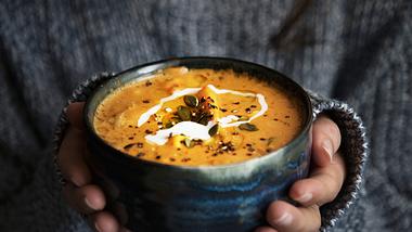 Mit der Suppen-Diät können Sie schnell und gesund abnehmen. - Foto: iStock/Rawpixel