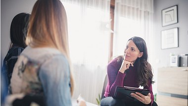 Zwei Personen in einer Therapiesitzung - Foto: istock_NoSystem images