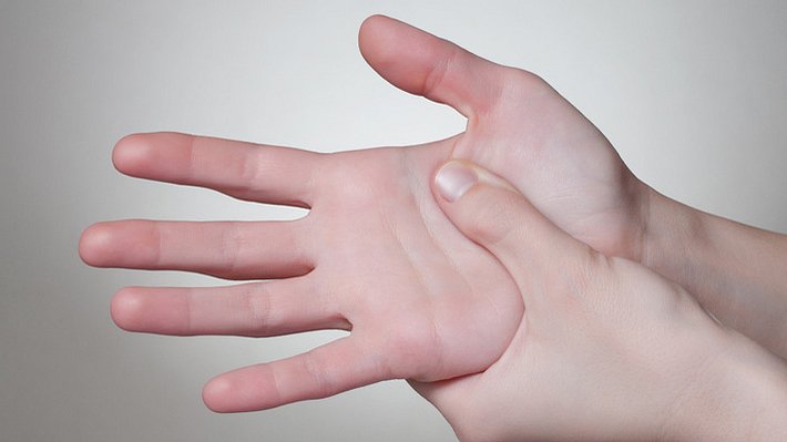 Besonders häufig kommen Taubheitsgefühle in den Händen oder Armen vor - Foto: Fotolia