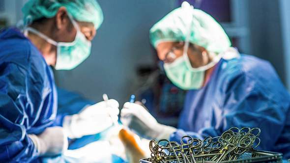 Ärzte bei Operation, im Vordergrund OP-Besteck - Foto: IMAGO/Westend61