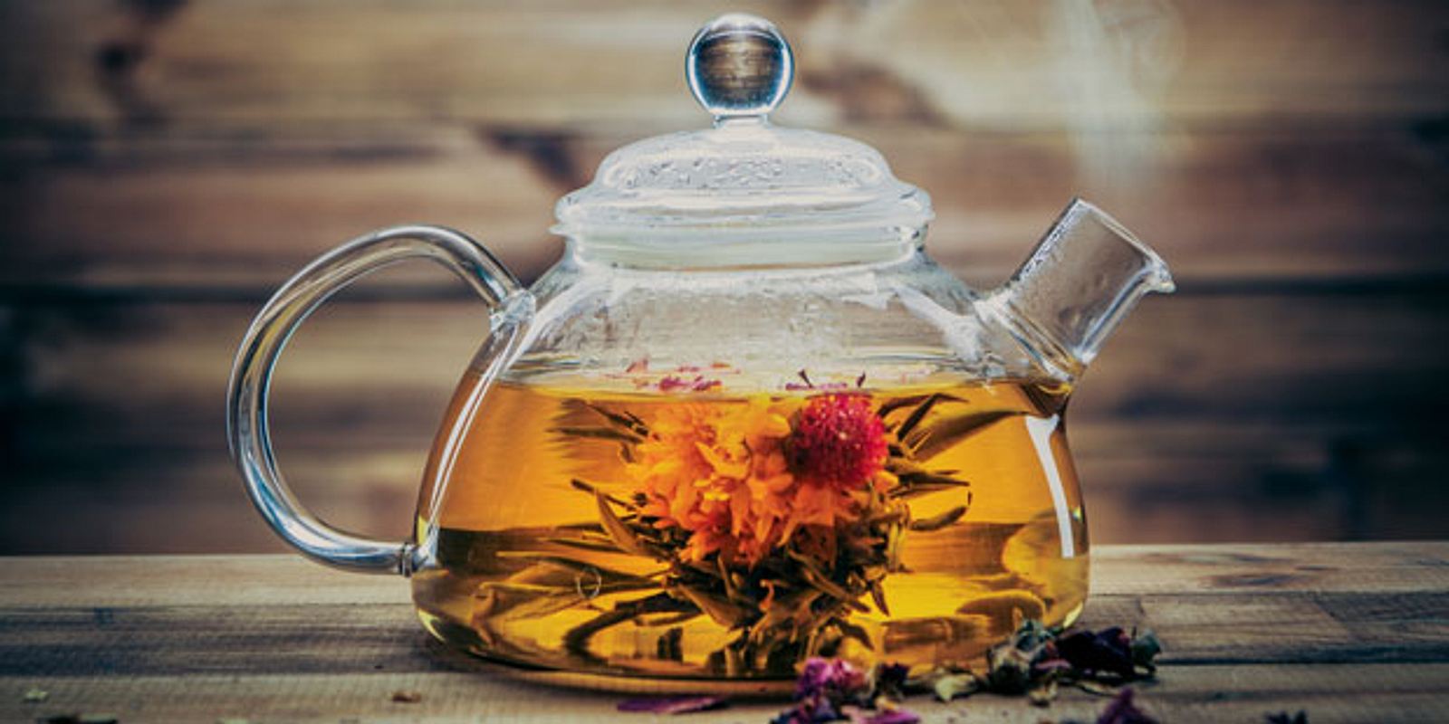 Чай в чайнике. Травяной чай в чайнике. Чайник с чаем. Красивый чайник с чаем.