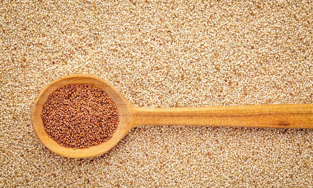 Teff-Körner mit Holzlöffel