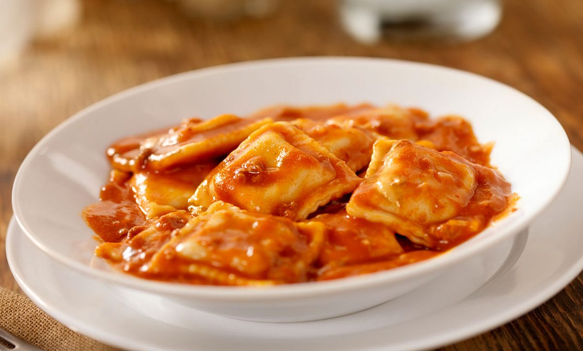 Teller mit Ravioli in Tomatensauce
