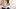 Frau hält sich den schmerzenden Ellenbogen - Foto: spukkato/iStock