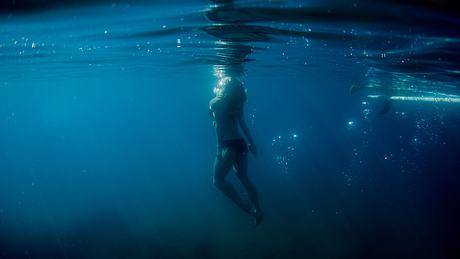 Person unter Wasser - Foto: iStock/vernonwiley