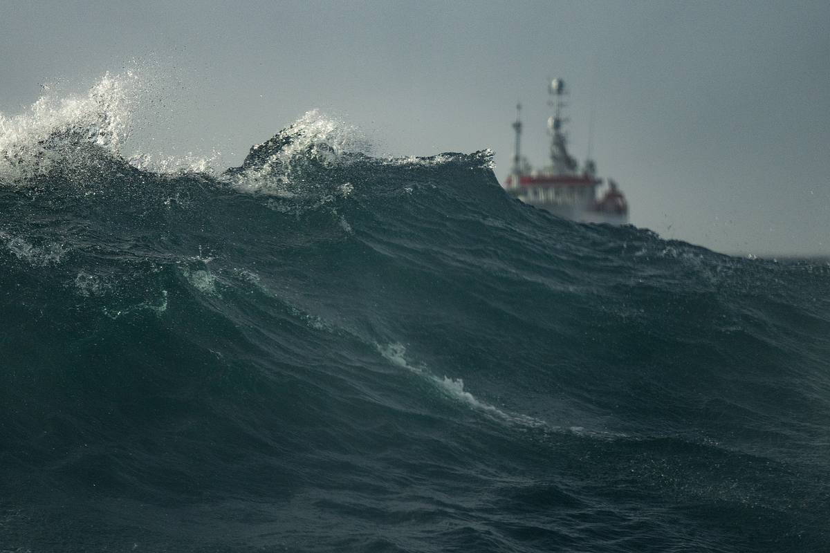 Schiff auf dem Meer mit großen Wellen