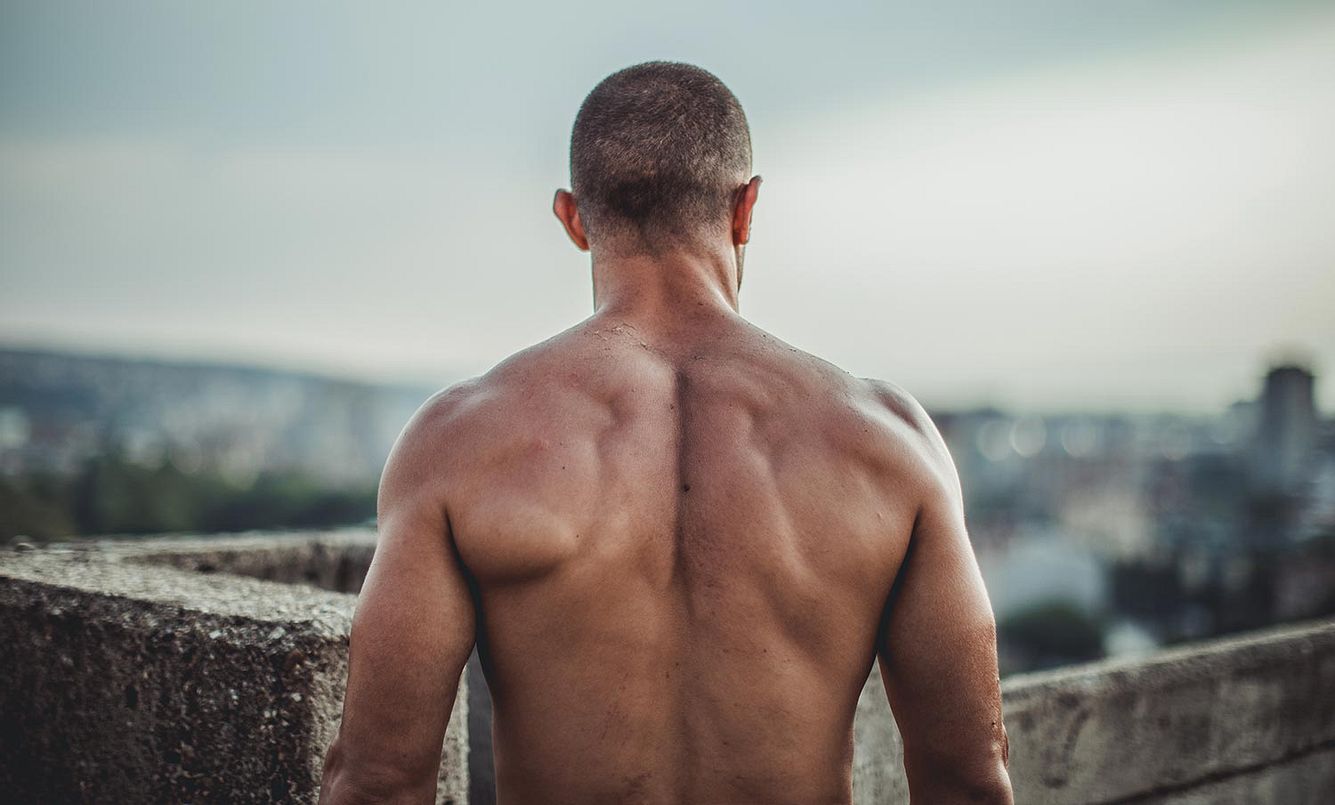Rückenausschnitt eines Mannes mit vielen Muskeln