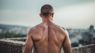 Rückenausschnitt eines Mannes mit vielen Muskeln - Foto: istock/South Agency