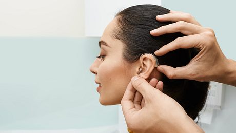 Frau bekommt Tinnitus-Hörgerät angepasst - Foto: iStock/peakSTOCK