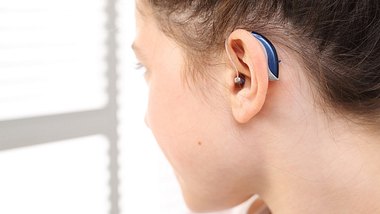 Tinnitus Noiser im Ohr einer Frau - Foto: iStock/robertprzybysz