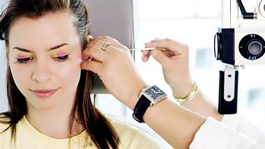 Eine Frau wird im Ohr untersucht - Foto: Fotolia