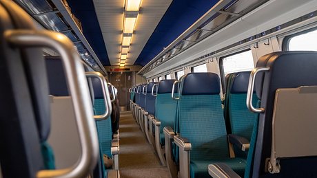 Ein Bahn-Abteil mit leeren Sitzen - Foto: istock_toxawww