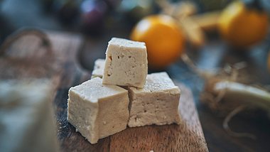 Drei Würfel aus Tofu gestapelt - Foto: istock/gmvozd