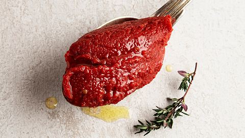 Tomatenmark auf einem Löffel angerichtet - Foto: Pinkybird