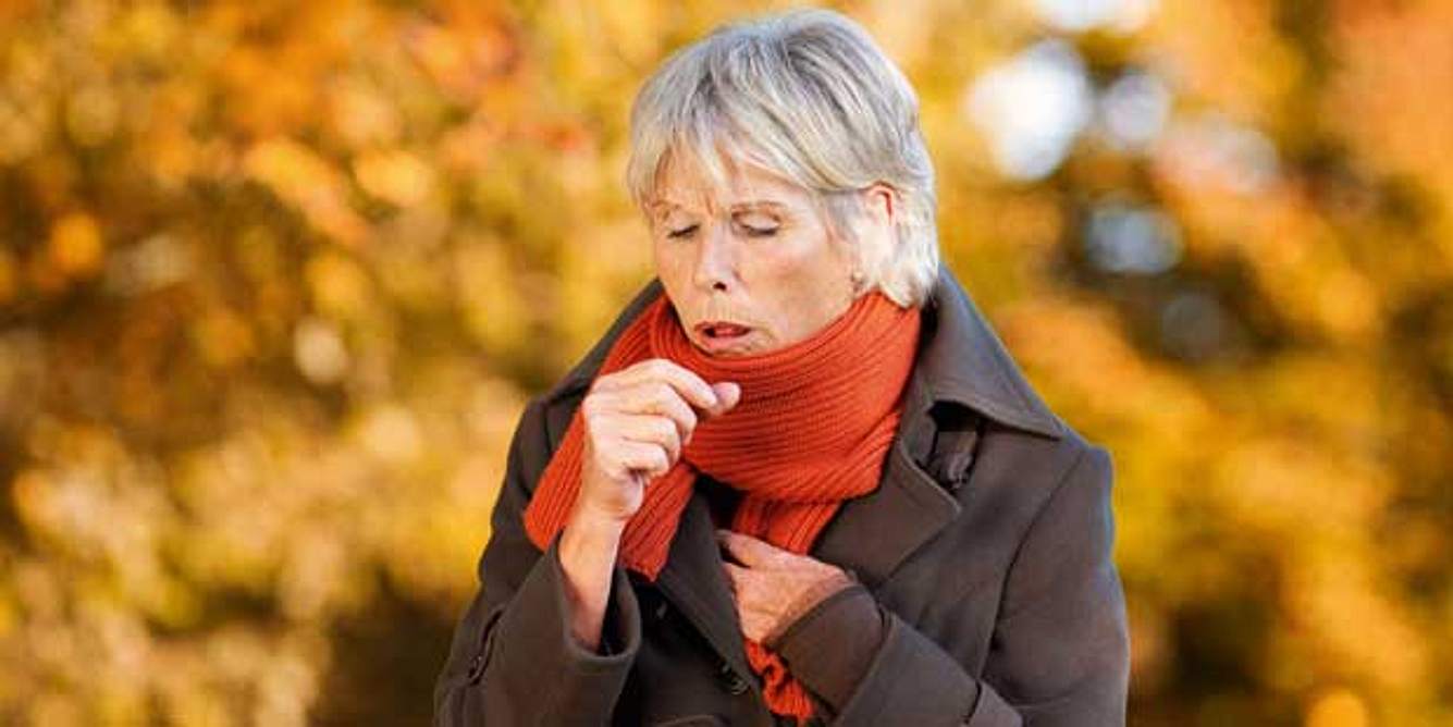 Frau mit Erkältung in der kalten Jahreszeit