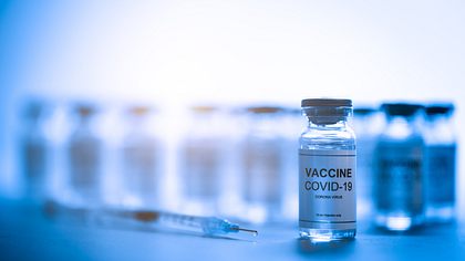 Corona-Impfstoff mit Spritze - Foto: iStock/jonathanfilskov-photography