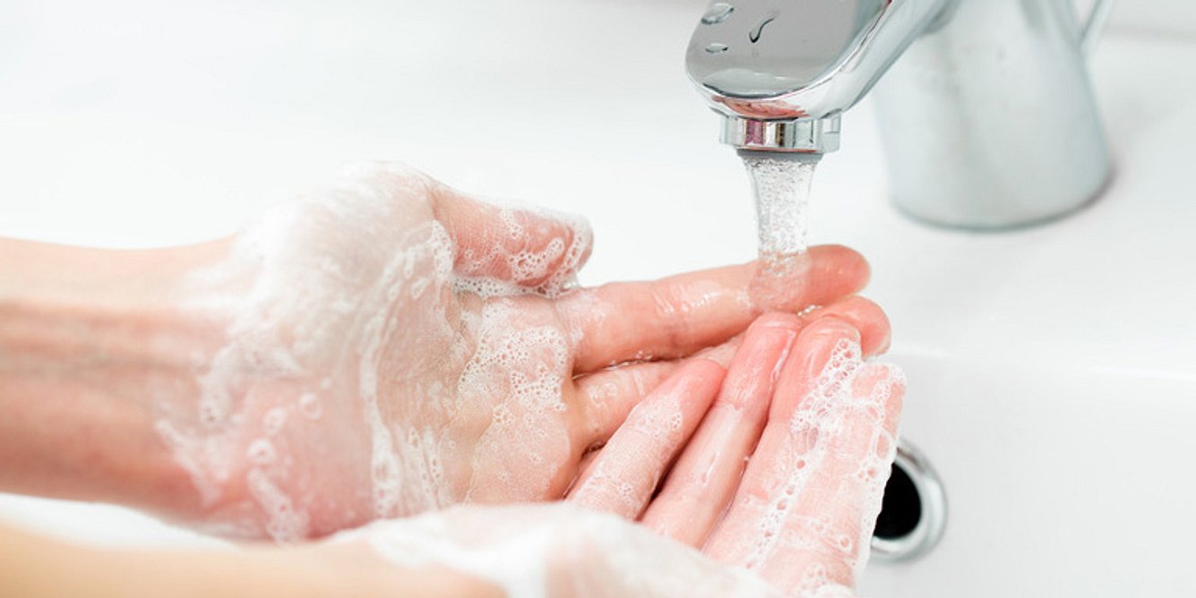 Händewaschen schützt vor allen Viren, die grippeartige Symptome verursachen, und ebenso vor Magen-Darm-Infektionen