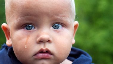 Wenn Babys die Augen tränen – woran kann das liegen?