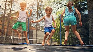 Ein gefährlicher Spaß? Die Verletzungsgefahr auf dem Trampolin ist ziemlich groß - Foto: iStock
