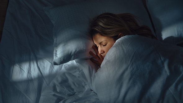 Eine Frau schläft - Foto: iStock/skynesher