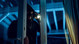 Einbrecher mit Taschenlampe bricht in Wohnung ein - Foto: iStock/D-Keine