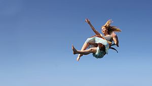 Frau fällt vom Himmel - Foto: iStock/ChristinLola