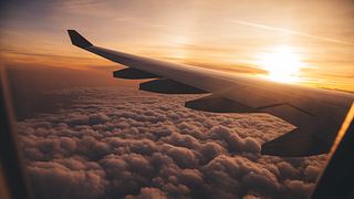 Ein Flugzeug über den Wolken - Foto: iStock_serts