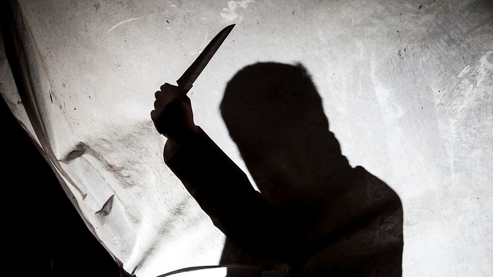 Schatten eines Mörders mit Messer - Foto: iStock/sanjeri